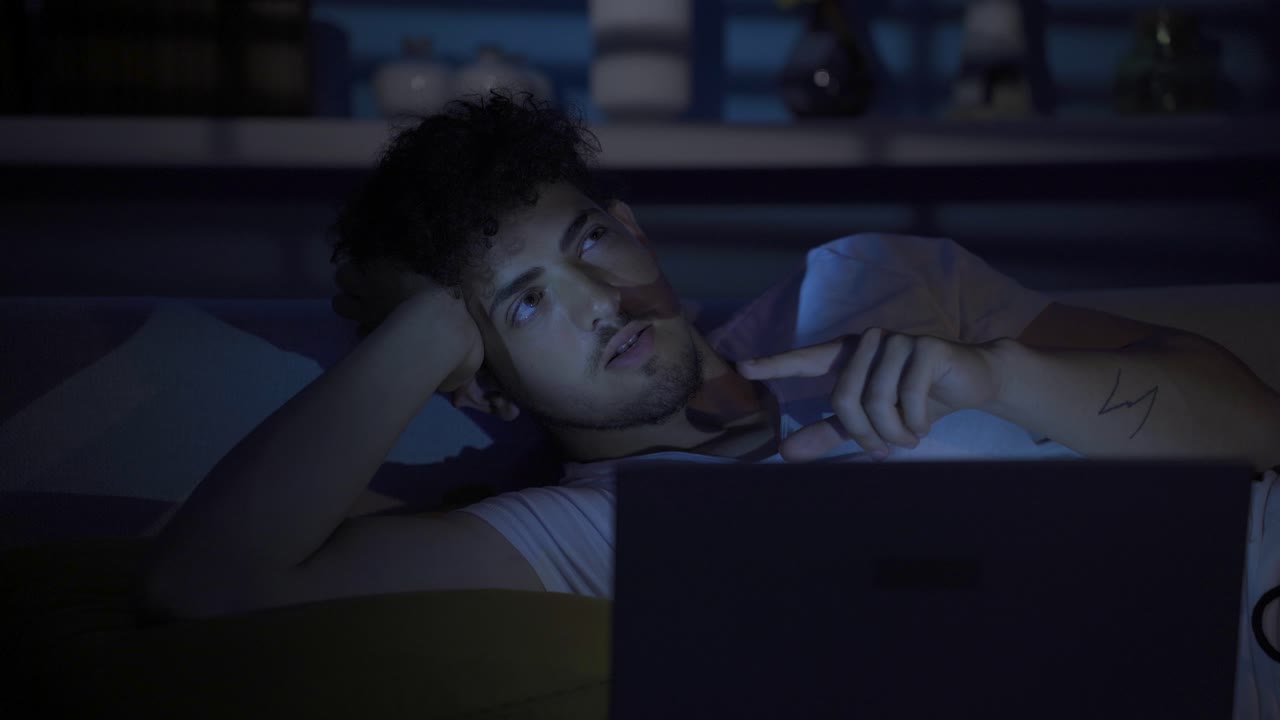 un joven pensante generando una idea de solución.