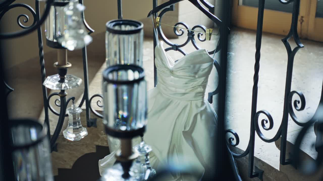 화려한 신부 드레스가 웅장한 나선형 계단 내부에 우아하게 전시되어 있습니다.