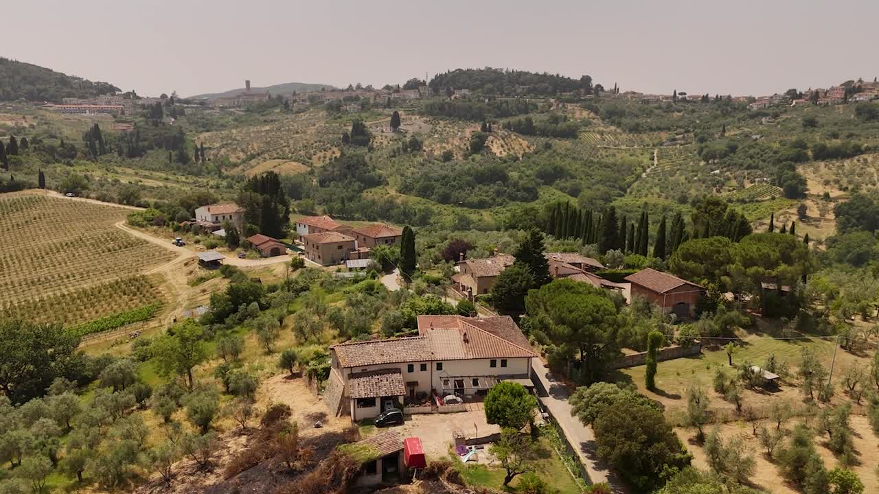 İtalya, Floransa yakınlarındaki Impruneta’da bir tepedeki evlerin, manzaralı Toskana bölgesini de içeren havadan çekilmiş görüntüleri. Güzel bir yaz gününde