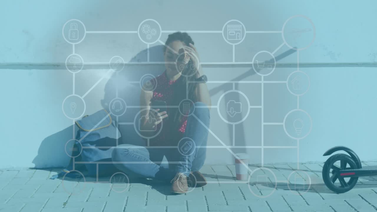 animación del procesamiento de datos sobre una mujer chequeando su teléfono inteligente durante el ejercicio