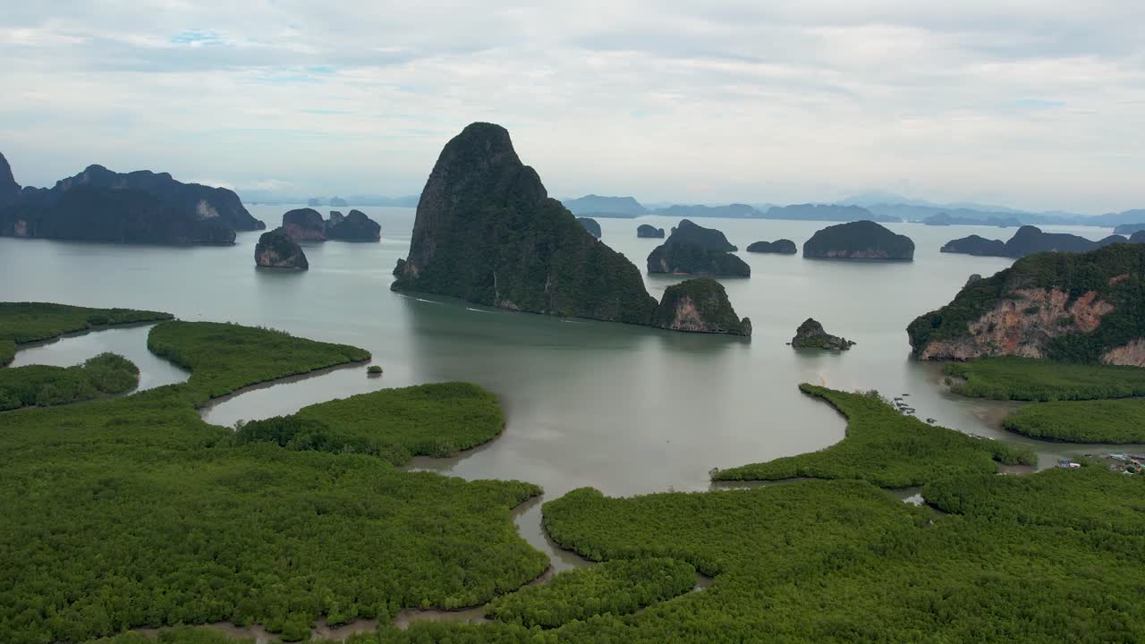 video de dron 4k volando hacia atrás desde el punto de vista de samet nangshe cerca de la bahía de phang nga en tailandia
