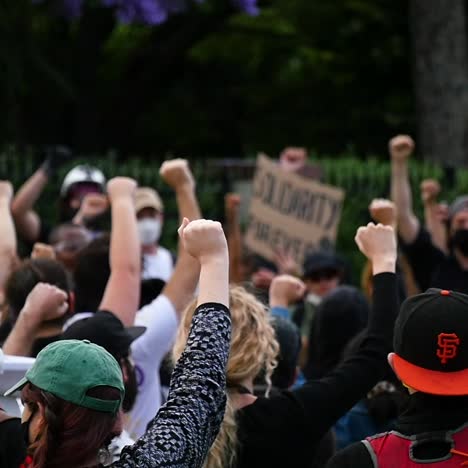 protestujący trzymają pięści podczas marszu black lives matter blm w los angeles po morderstwie george'a floyda