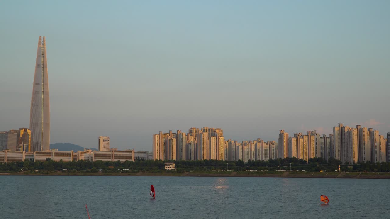 로터타워와 윈드서핑을 하는 사람들, 일몰에 에코윙으로 서핑하는 사람들, 잠실 아파트 도시 배경, 서울 스카이라인