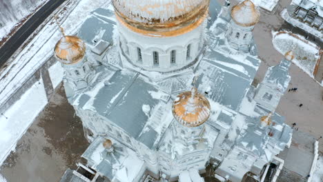 vista aérea de una iglesia ortodoxa nevada