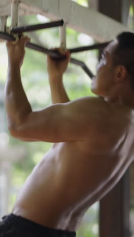 hombre haciendo pull-ups