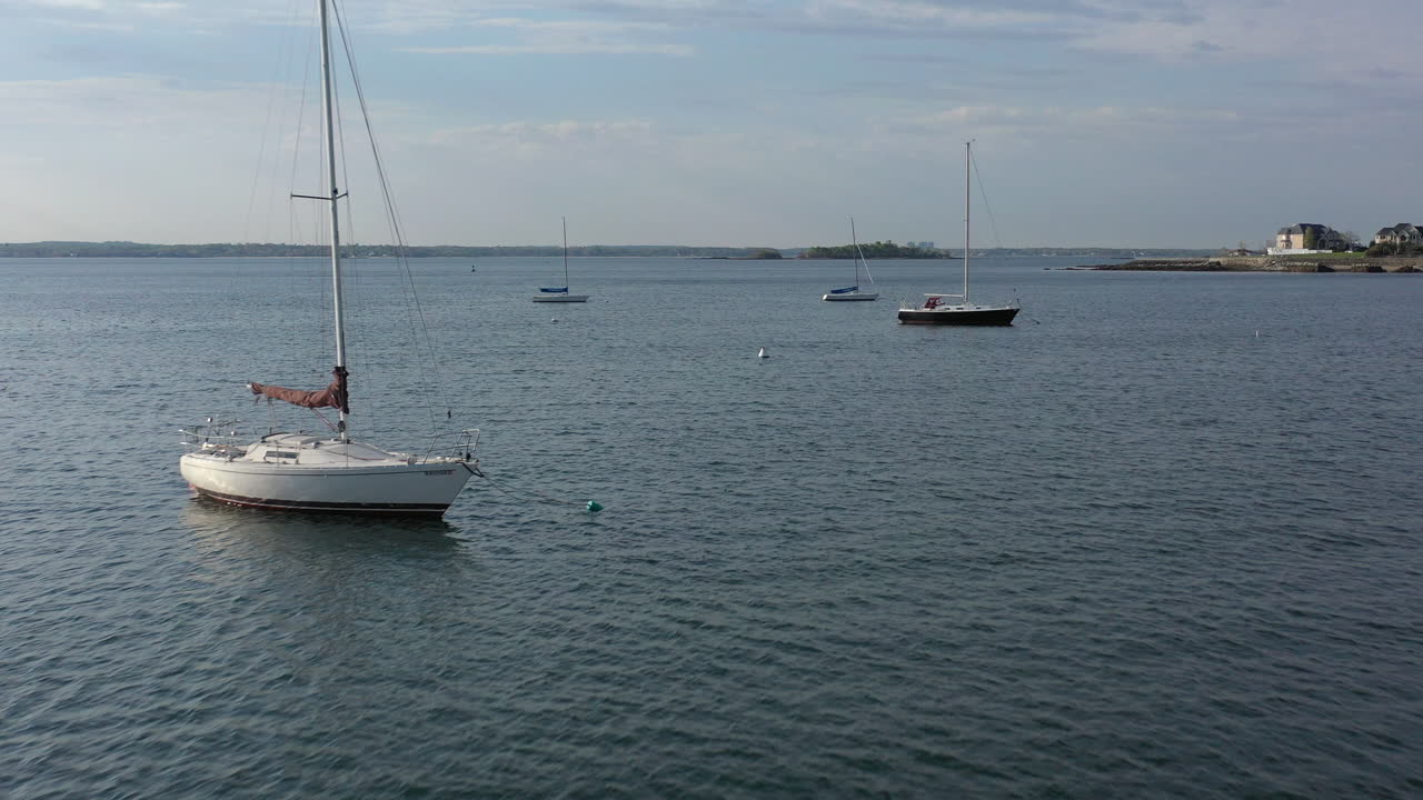 un dron de baja altitud disparó sobre la calma con algunos veleros en el agua
