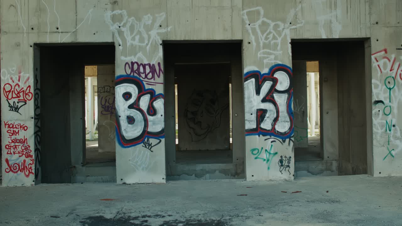 puertas con etiquetas de graffiti, zagreb croacia