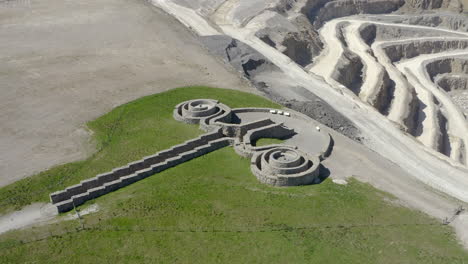 una vista aérea de las obras de arte públicas cortadas con piedras frías cerca del puente de pateley con una cantera de asfalto en el fondo