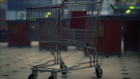 supermercado vacío cerrado debido a la epidemia de coronavirus covid-19