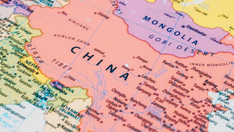 primer plano del país palabra china en un mapa del mundo con el nombre detallado de la ciudad capital