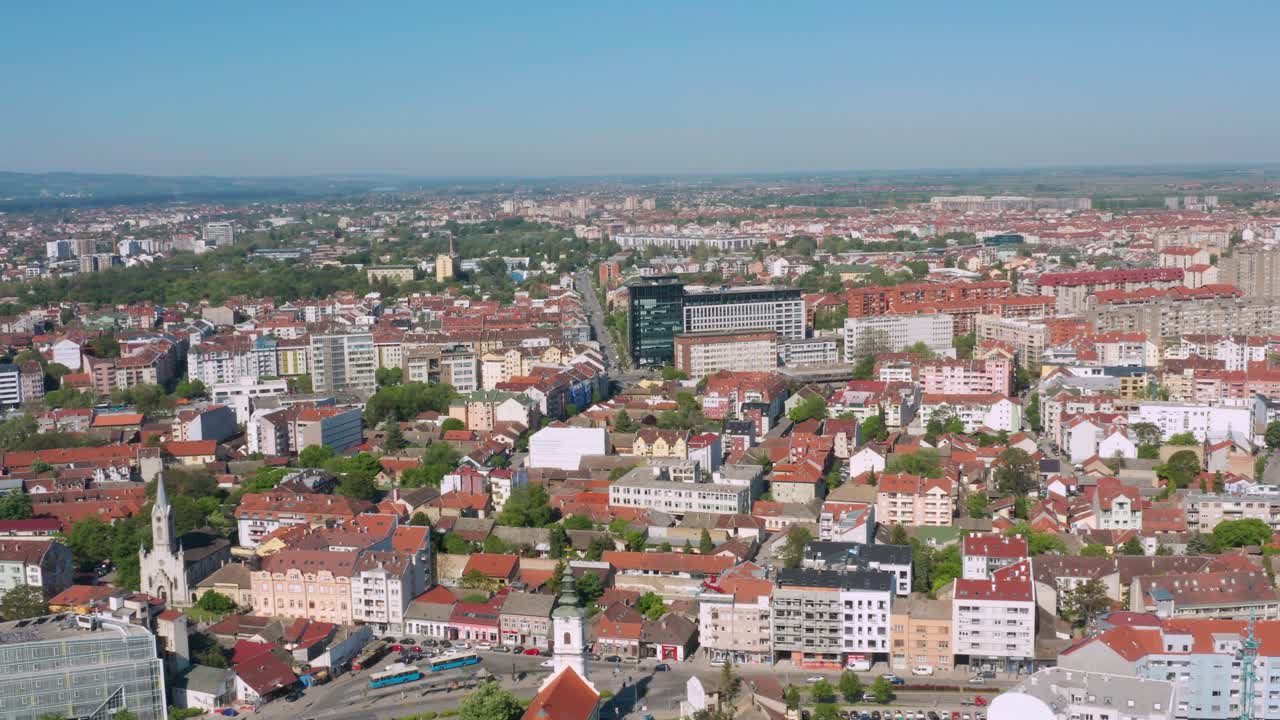 novi sad, calles y edificios de la ciudad serbia en el día de verano, vista de 4k sobre la ciudad