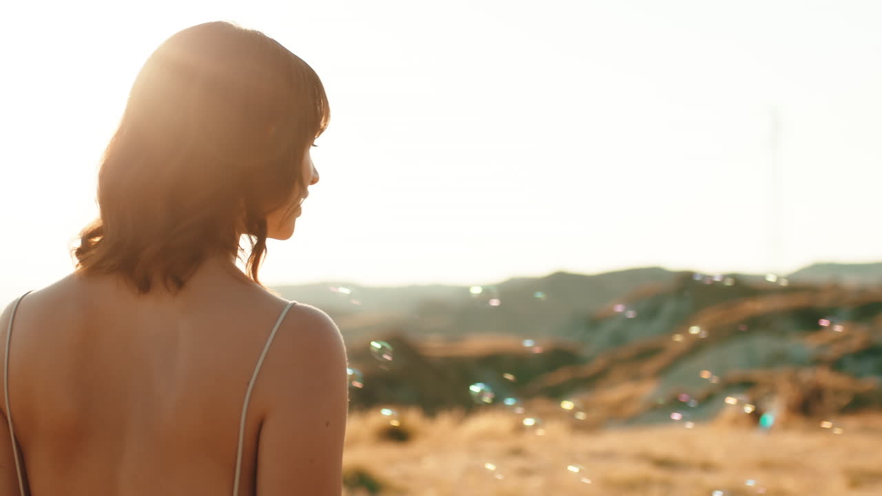 들판에 거품이 있는 여자