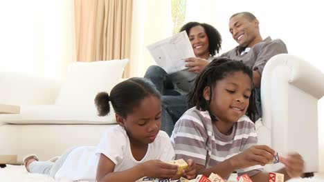 Afroamerikanische-Geschwister-Spielen-Zu-Hause-Mit-Würfelspielzeug