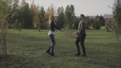 una pareja disfrutando de un día de otoño en el parque