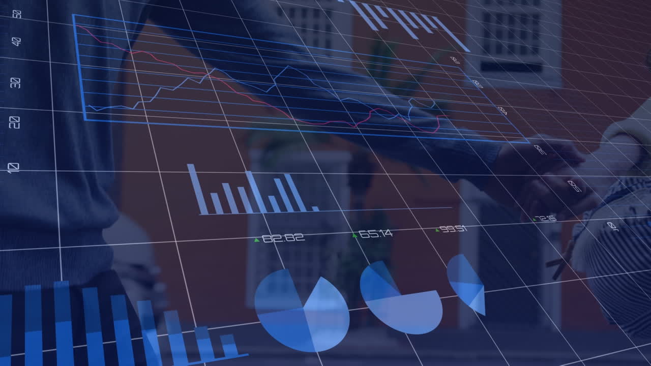 animación de procesamiento de datos y gráficos sobre diversas mujeres y hombres tomados de la mano