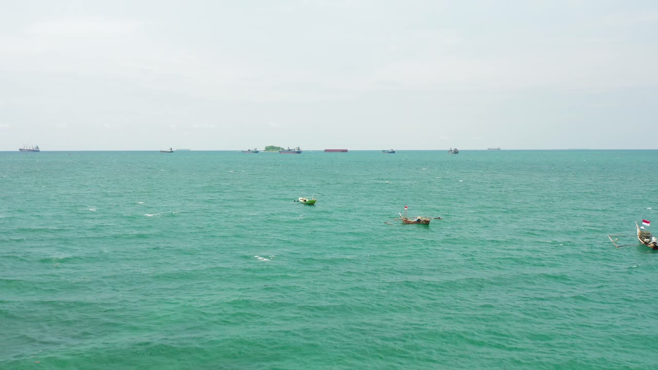 배가 점재하는 인도네시아 연안의 인도양의 맑은 바닷물