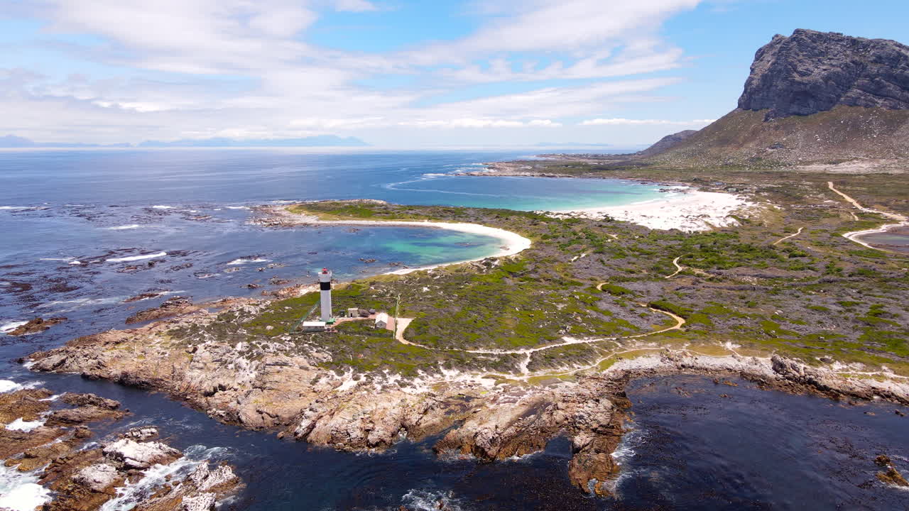Farol do Cabo Hangklip e a pitoresca Praia Moonlight, Pringle Bay. Elevação de drone