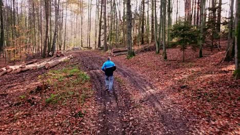 Mann-Läuft-Auf-Einem-Waldweg-In-Herbstlandschaft