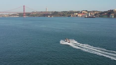 People-having-fun-on-a-boat-while-making-a-U-turn