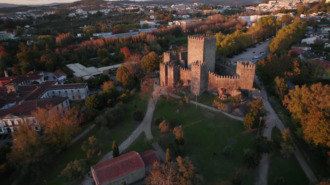 imagen del avión no tripulado panorámica hacia abajo del castillo de guimaraes