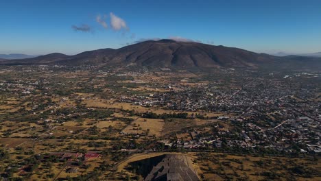 vista aérea de arriba hacia abajo de la pirámide del sol en teotihuacan, ciudad de méxico con una enorme montaña en el fondo