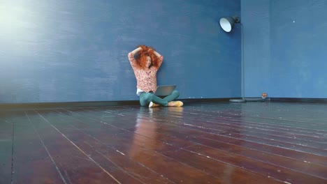 mujer trabajando desde casa en una computadora portátil