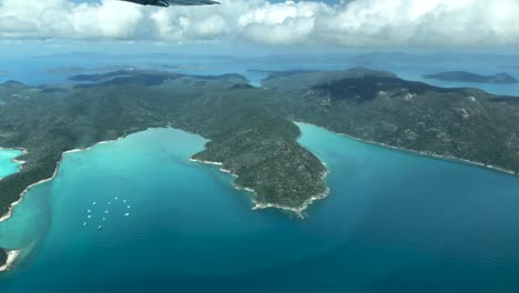 Las-Islas-Whitsunday-En-Un-Océano-Azul-Celeste-Visto-Desde-Un-Avión