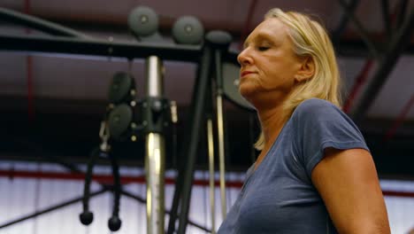 mujer mayor de pie en el estudio de fitness 4k