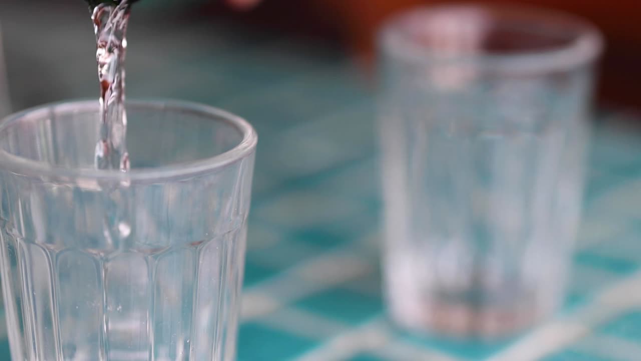 secuencia de sake que se vierte en un vaso