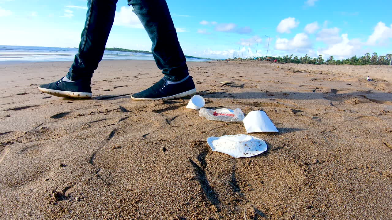 사용한 페트병과 종이를 던지는 사람