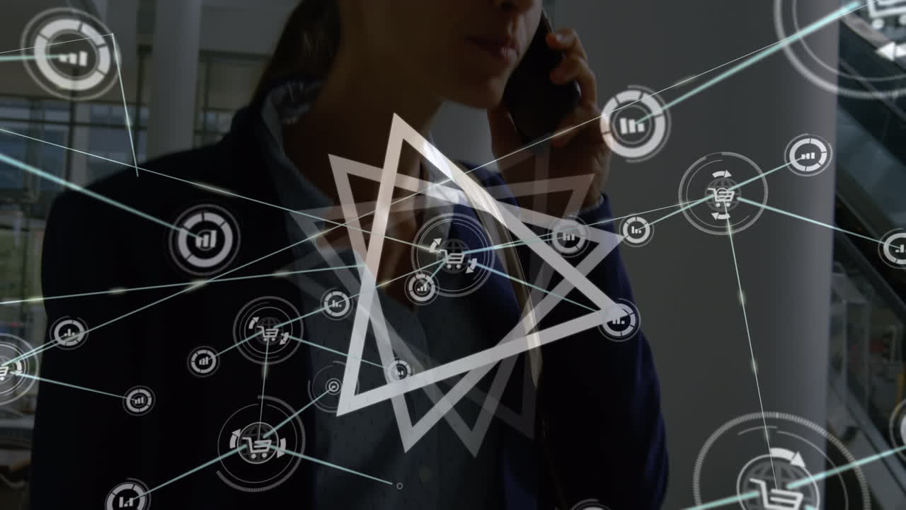 forma triangular abstracta girando contra la mujer de negocios caucásica hablando en el teléfono inteligente