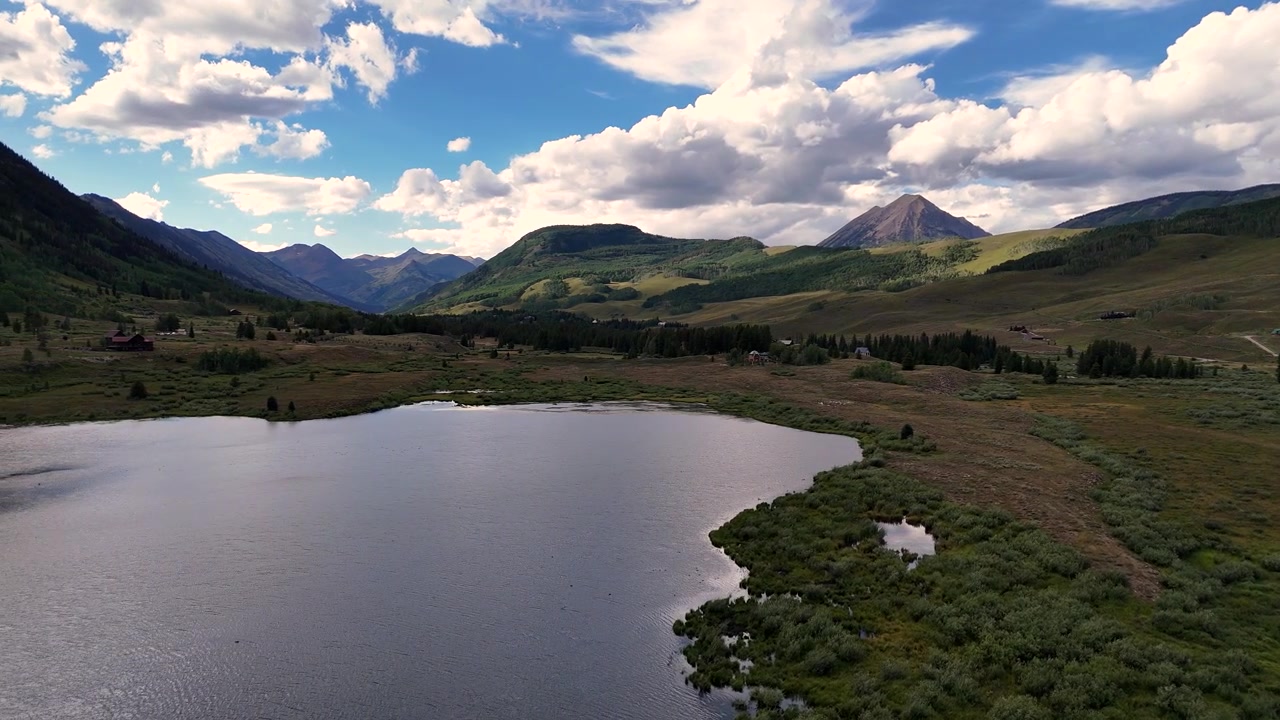 Droneoptagelse af sø og naturskønt bjerglandskab i Colorado, USA. Peanut Lake og Elk Mountains.