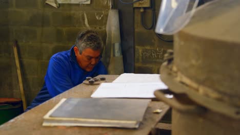 trabajador que toma comida en el taller de fundición 4k