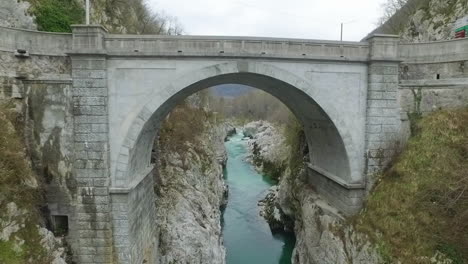 voando debaixo da ponte no rio soca. eslovénia