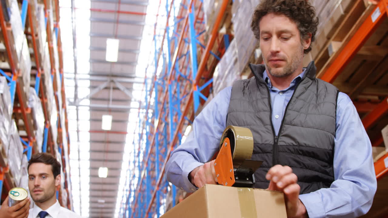trabajadores de almacén trabajando juntos