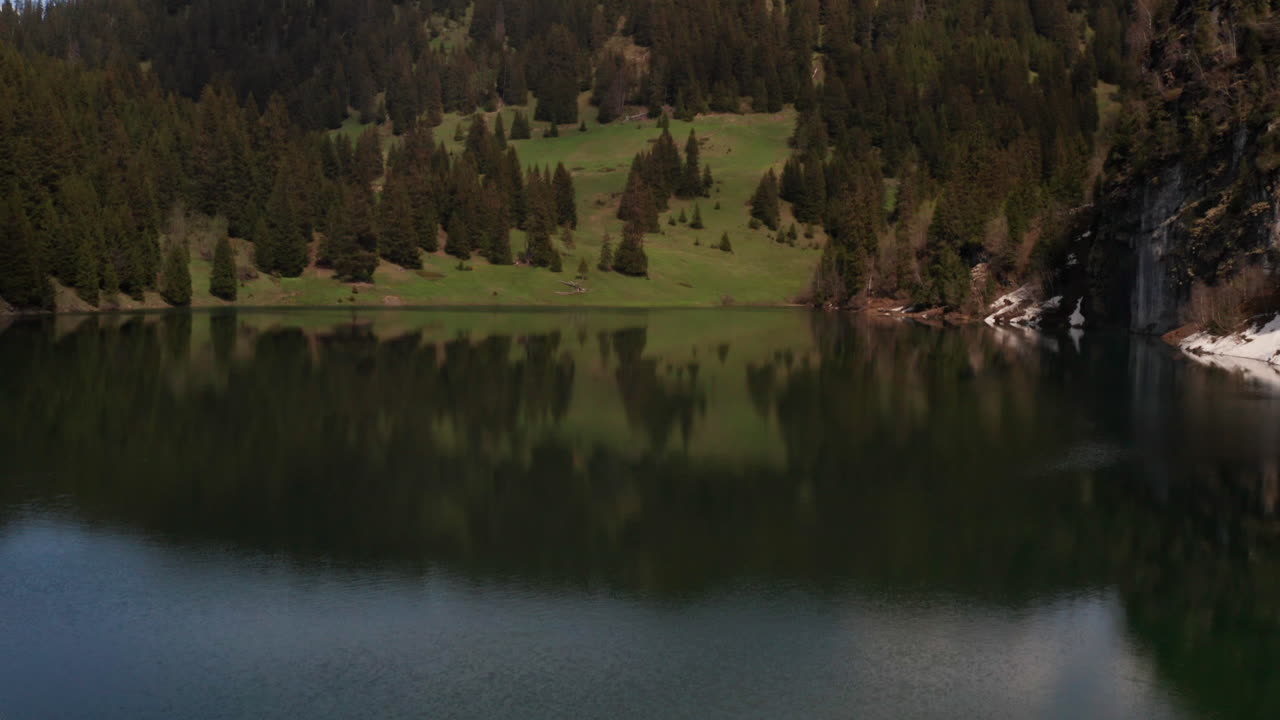 Panoramica verticale da un lago in Svizzera a uno splendido paesaggio montano
