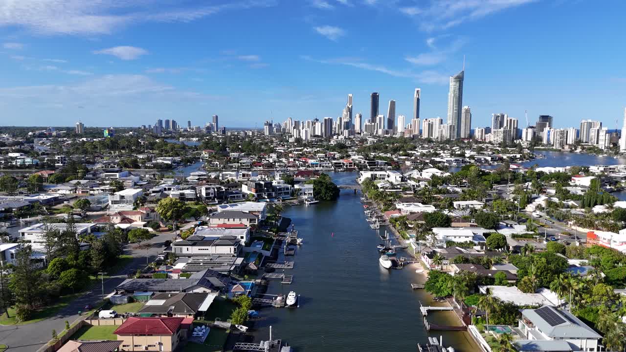 운하와 도시 스카이 라인의 드론 영상