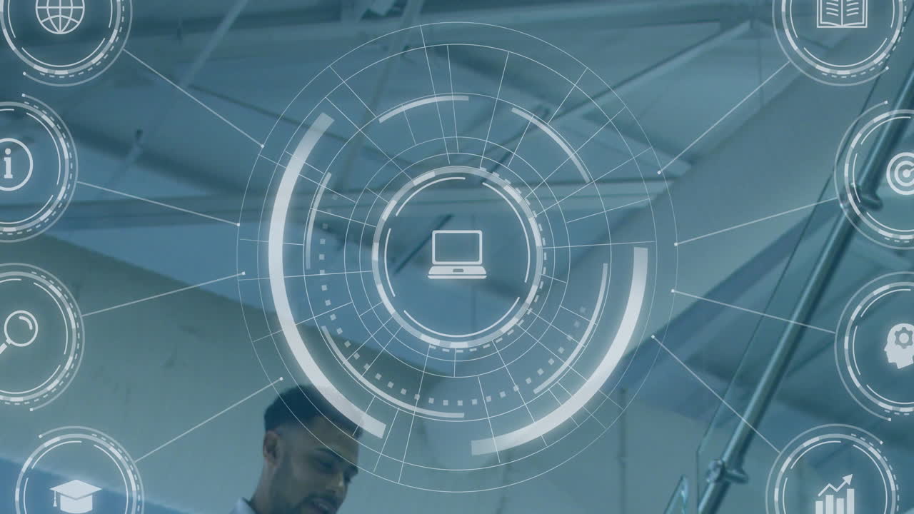 animación del icono de la computadora en círculos, diversos compañeros de trabajo hablando mientras bajan las escaleras en la oficina