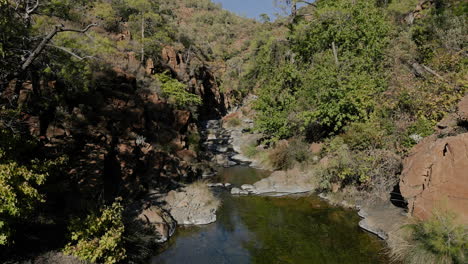 vuelo de drones a lo largo de la desembocadura de un río de montaña cerca de marmaris, turquía