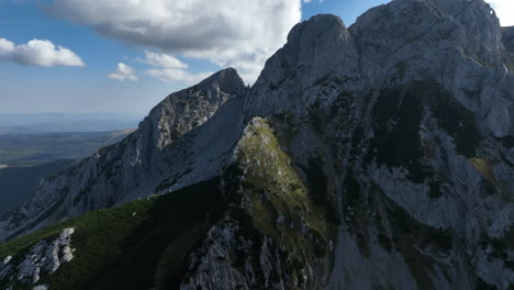 volando sobre el pico de la montaña en un día despejado