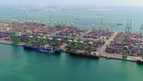 imágenes aéreas de la terminal portuaria comercial de singapur