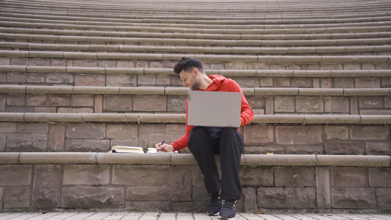 Hij studeert alleen in het amfitheater van de universiteit