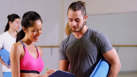 entrenadora femenina ayudando al hombre en sus rutinas de entrenamiento