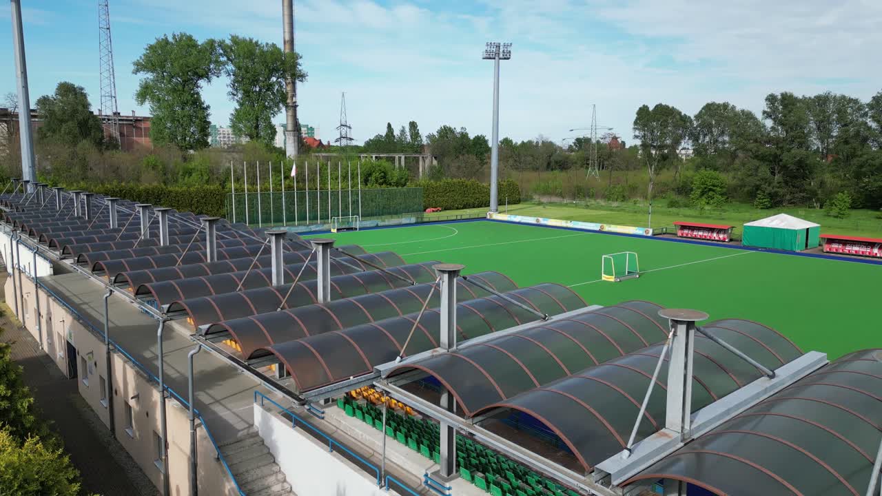 игровая площадка в летний день - воздушная съемка в 4k