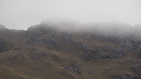 Montaña-Escarpada-Detrás-De-La-Niebla-En-El-Parque-Nacional-Cajas,-Ecuador---Tiro-Estático