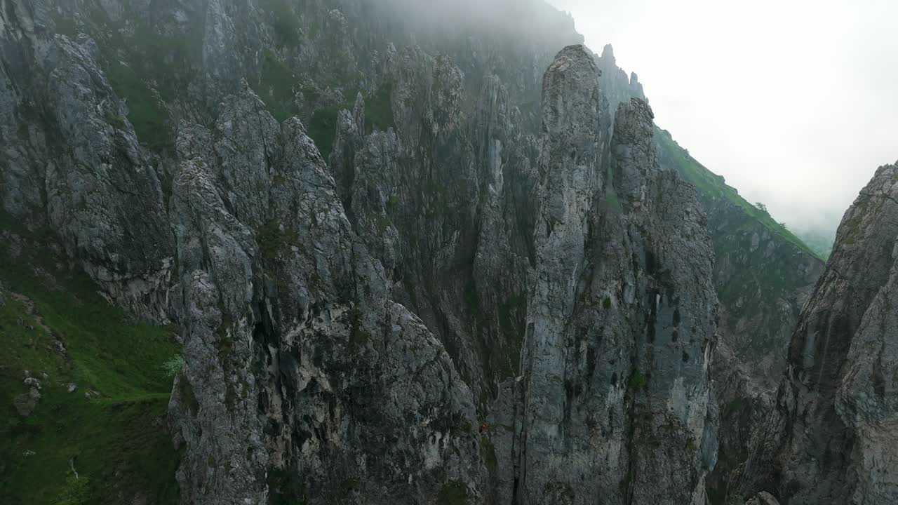 una vista impresionante de los escarpados picos del monte grignetta, envuelto en niebla, en lombardía, italia - panorámica