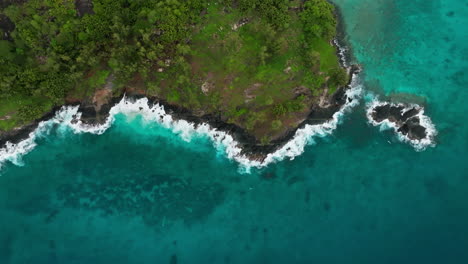 Vista-Aérea-De-Arriba-Hacia-Abajo-De-Las-Olas-Aplastando-La-Costa-Rocosa