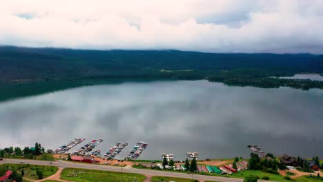 hermoso lago grande y depósito de montaña sombra en colorado con nubes que se reflejan en el agua en un día nublado