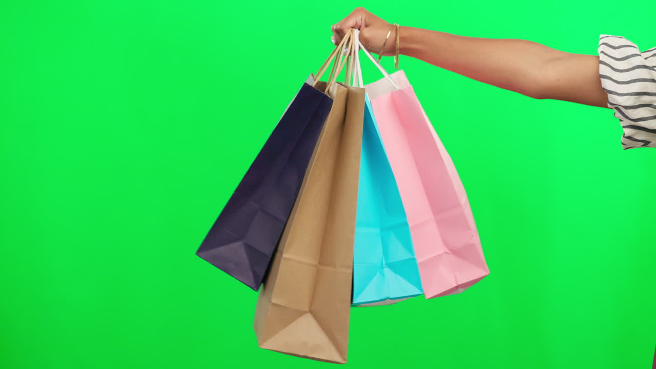 bolsa de compras en la mano, venta al por menor y pantalla verde
