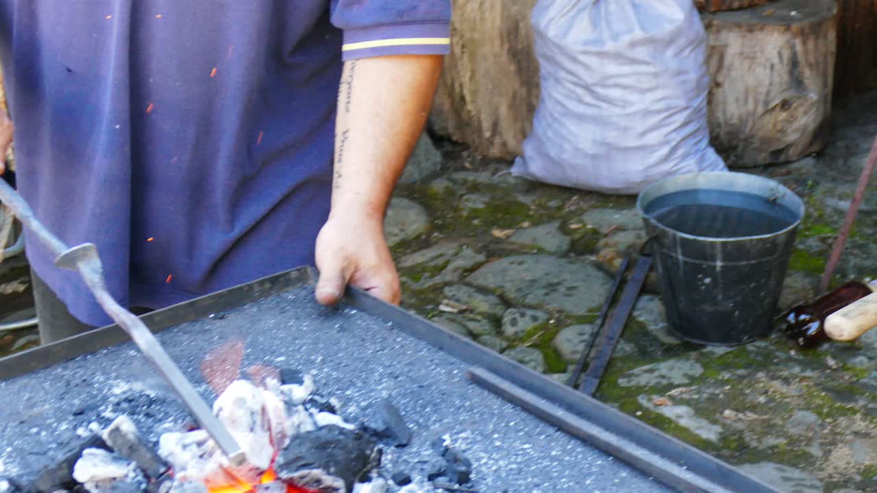 쇠는 뜨거울 때 단조된다